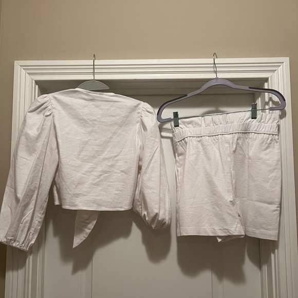 White linen summer set- tie front top and pull on elastic shorts - Picture 6 of 6
